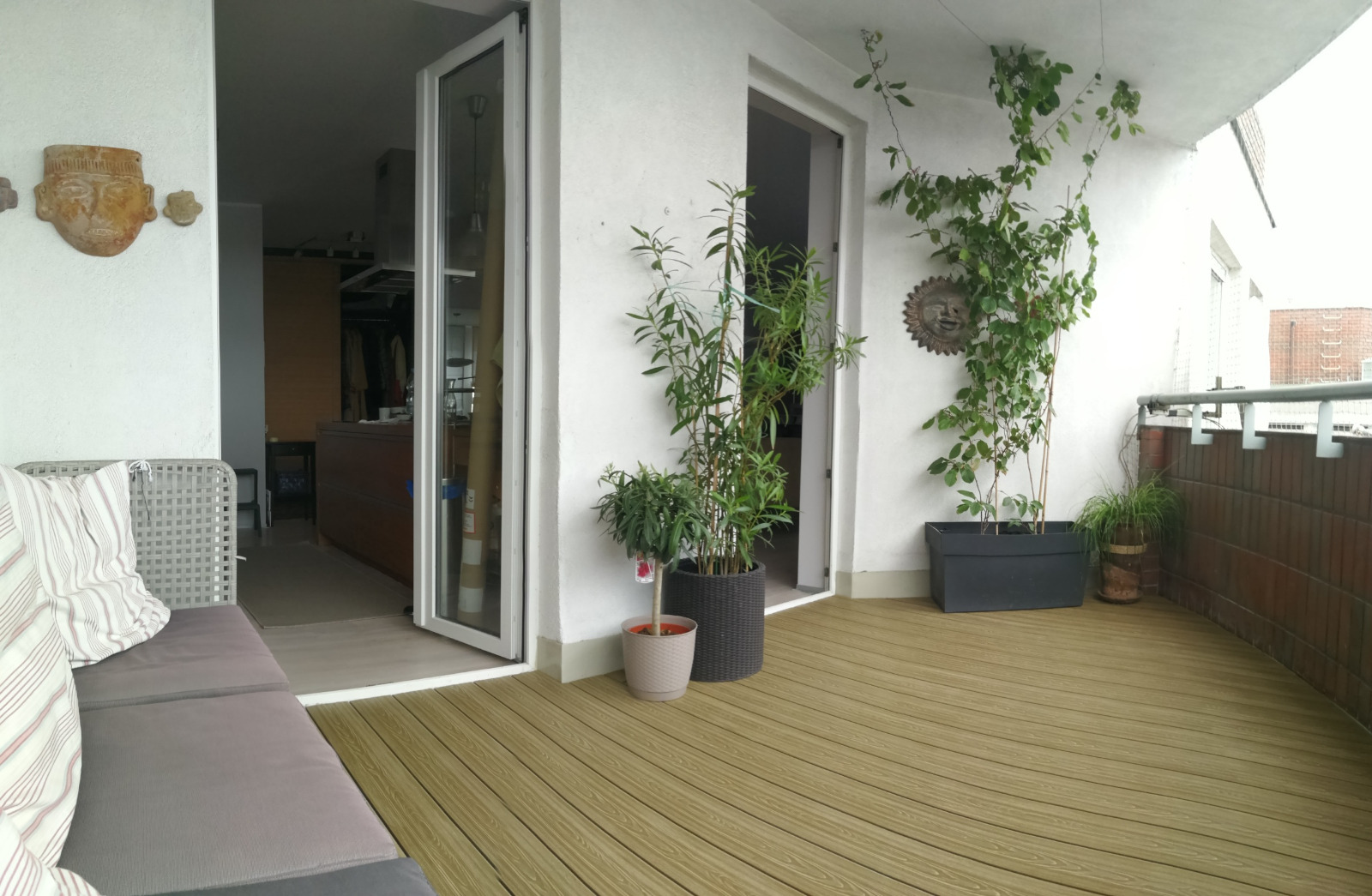 Miodowy Teak 3D balkon - harmonia w miejskiej przestrzeni