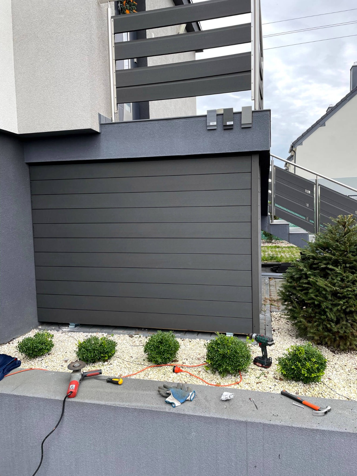 Montaż elewacji z deski kompozytowej elewacyjnej Standard Antracyt