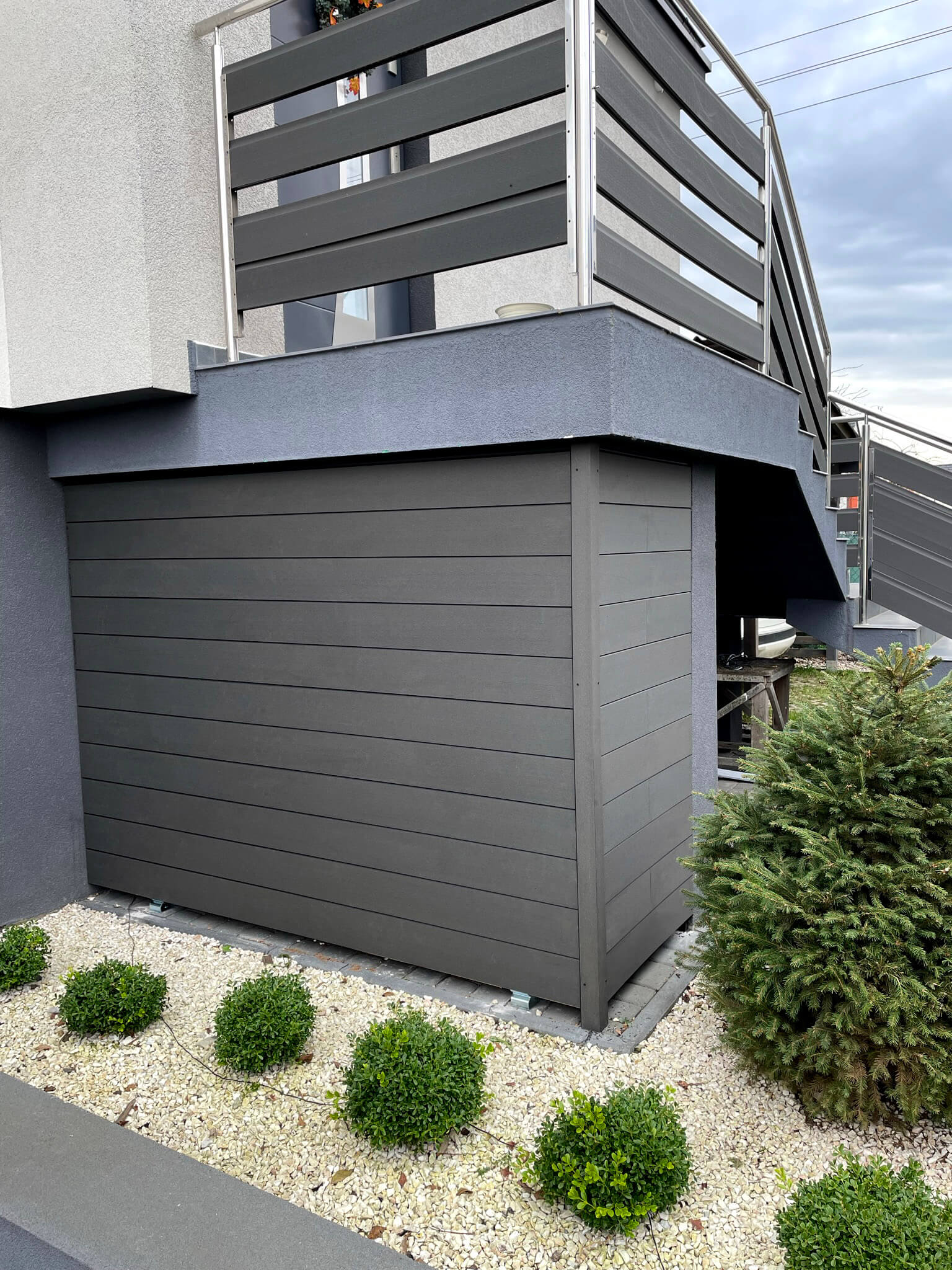 Montaż elewacji z deski kompozytowej elewacyjnej Standard Antracyt