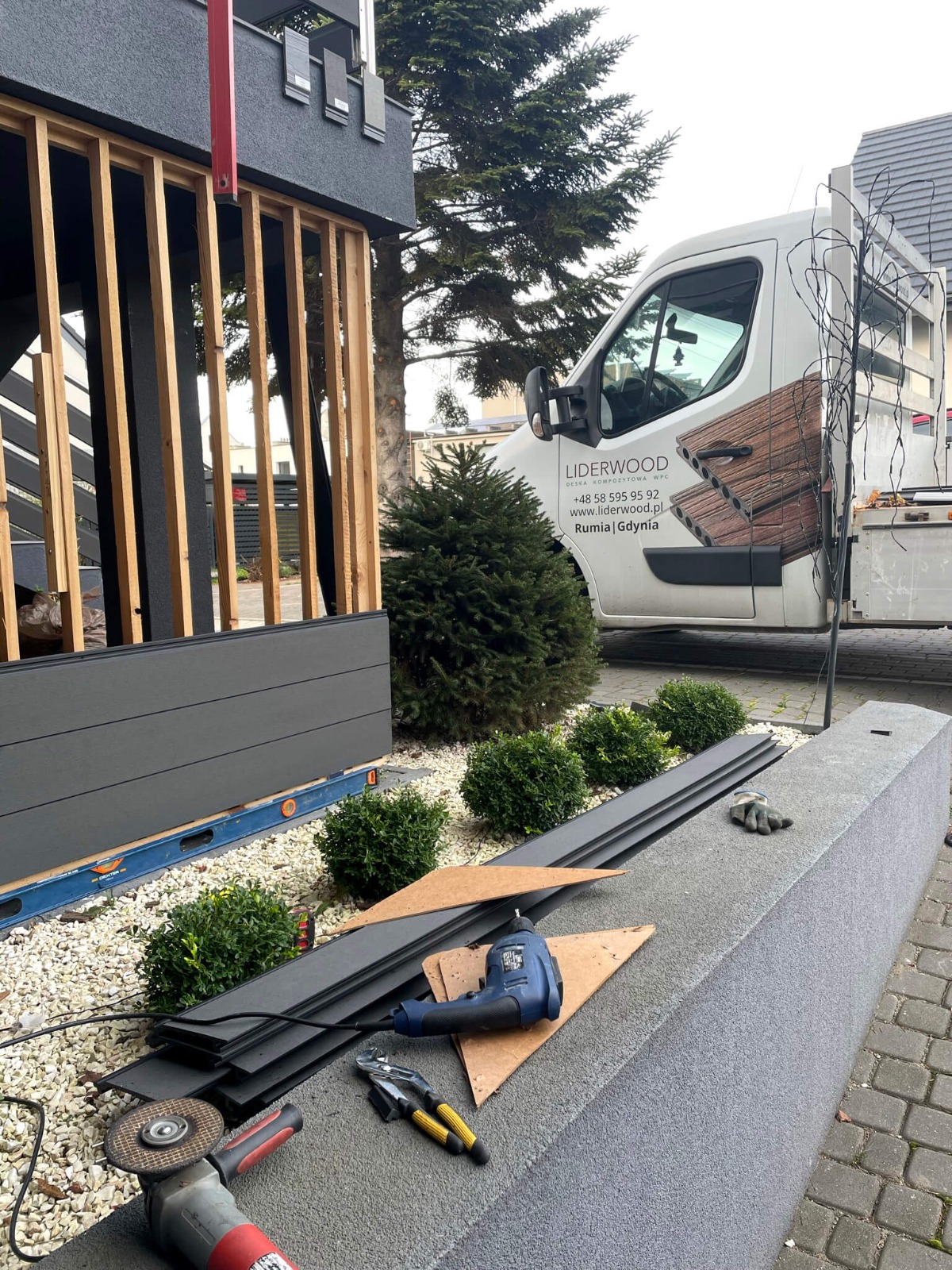 Montaż elewacji z deski kompozytowej elewacyjnej Standard Antracyt