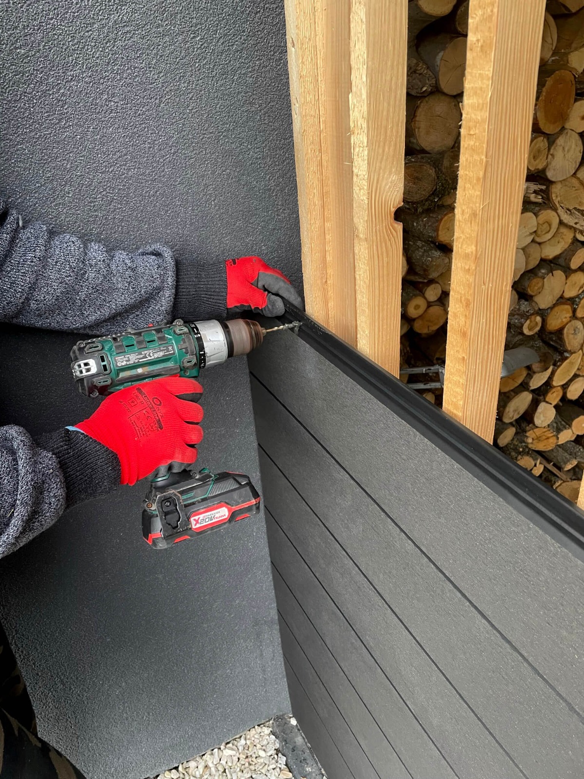 Montaż elewacji z deski kompozytowej elewacyjnej Standard Antracyt