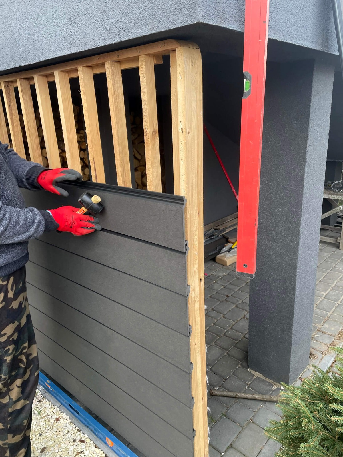 Montaż elewacji z deski kompozytowej elewacyjnej Standard Antracyt