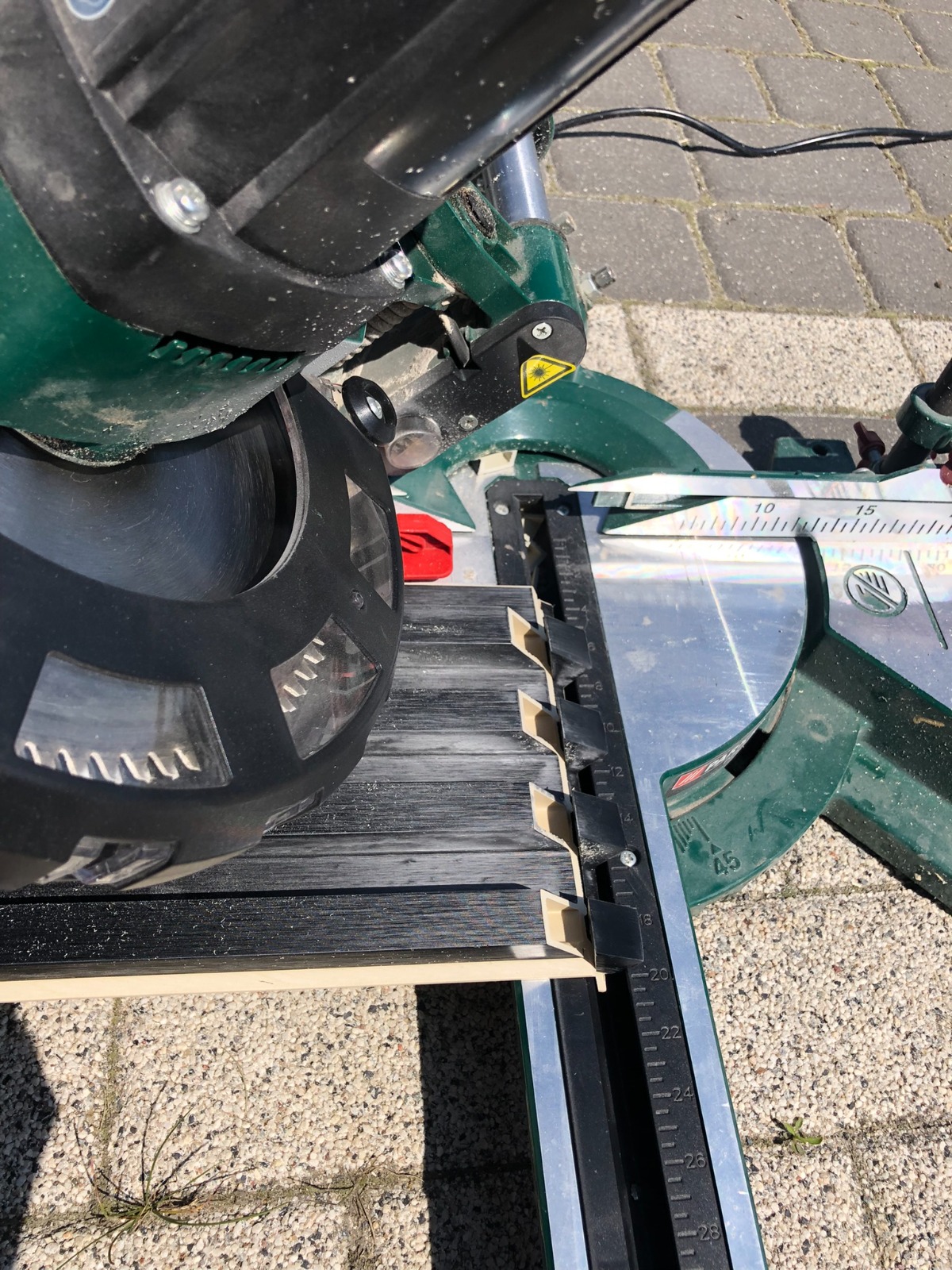 Montaż lameli ściennych wewnętrznych – Lamele Ścienne Satyna Czarny i Biały