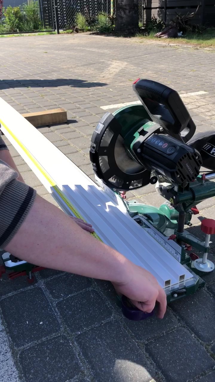 Montaż lameli ściennych wewnętrznych – Lamele Ścienne Satyna Czarny i Biały