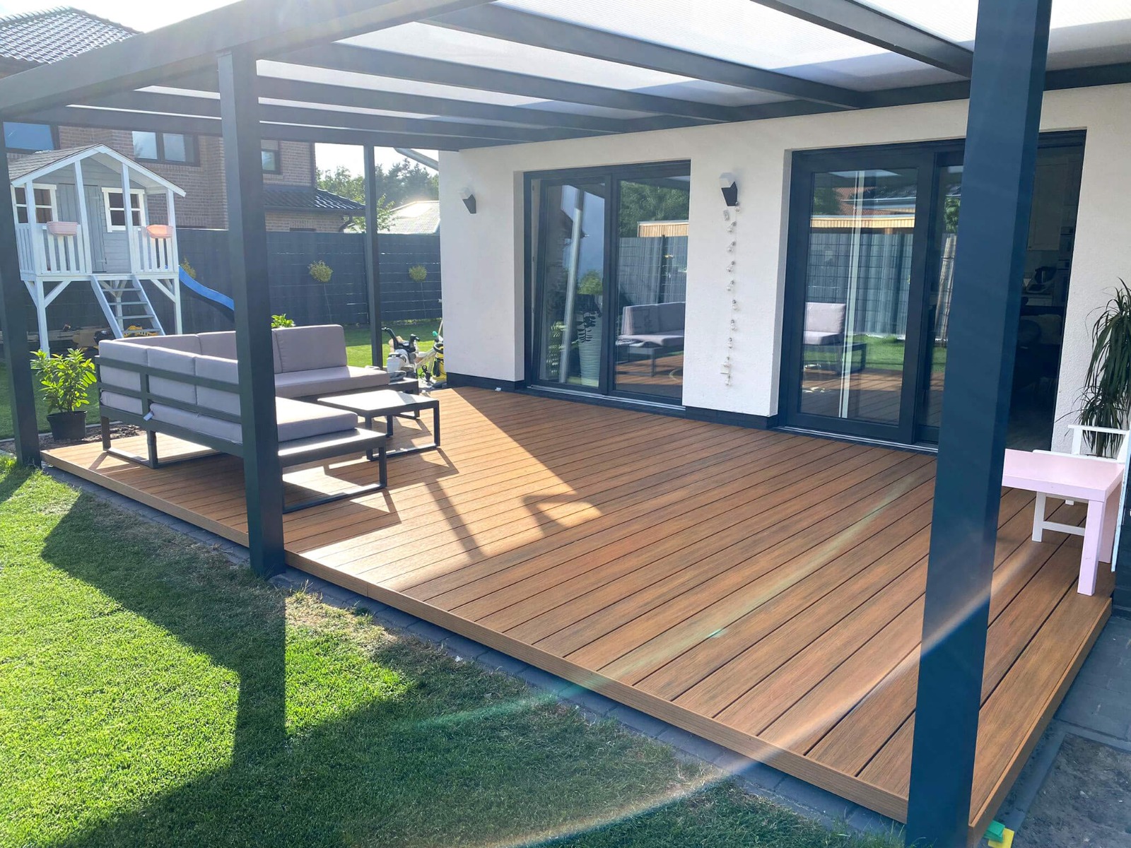 Zadaszony taras z desek kompozytowych Amber Premium