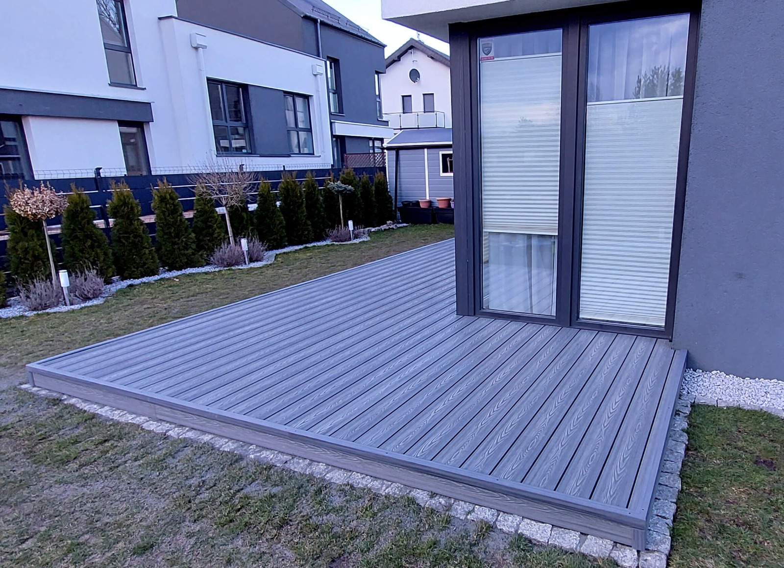 Niski taras z desek kompozytowych 3D Szary