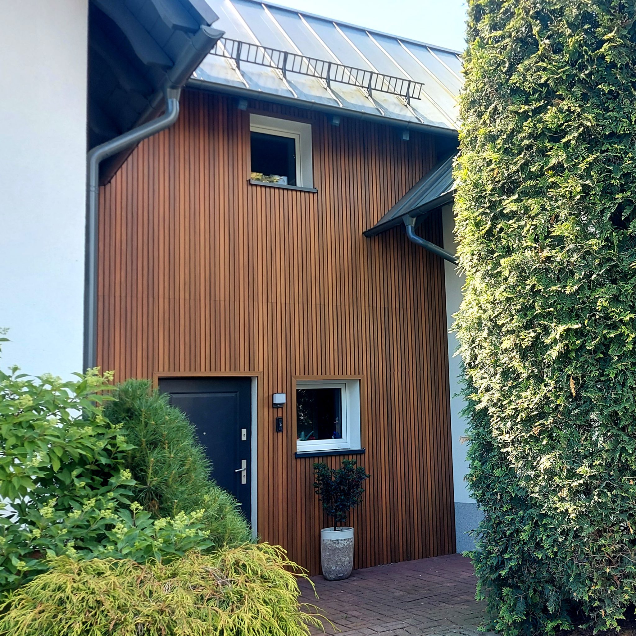 Nowoczesna elewacja z lameli kompozytowych Amber Premium