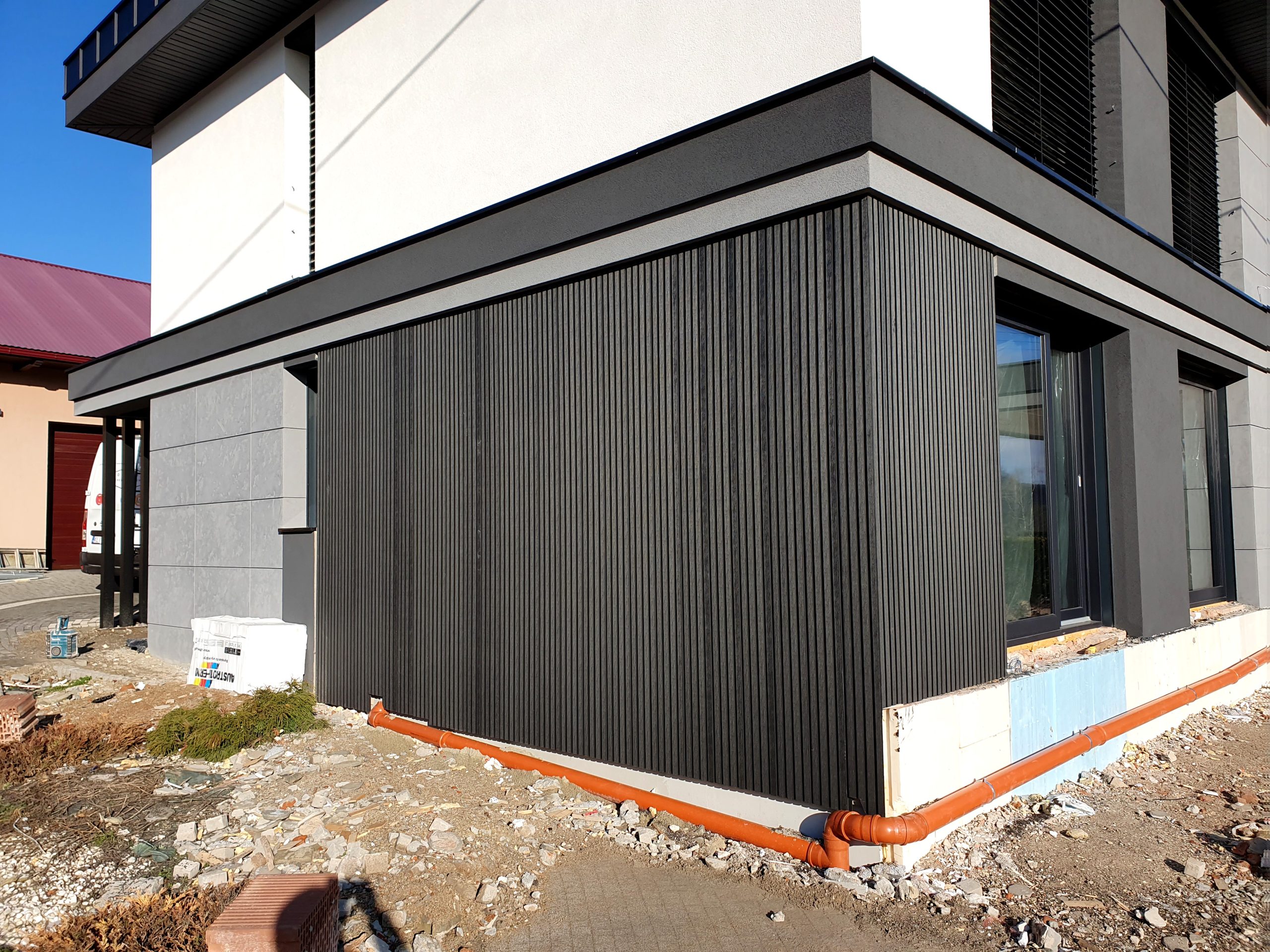 Nowoczesna elewacja z lamelii kompozytowych – grafitowy akcent stylu