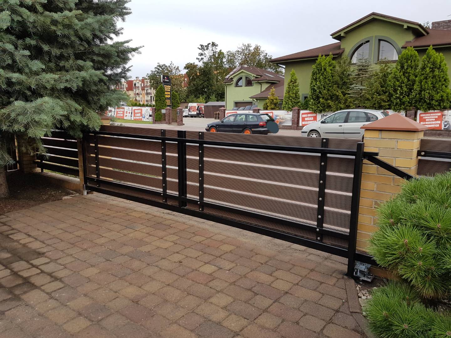 Ogrodzenie z deski tarasowej 3D Brąz – trwałość w eleganckim wydaniu