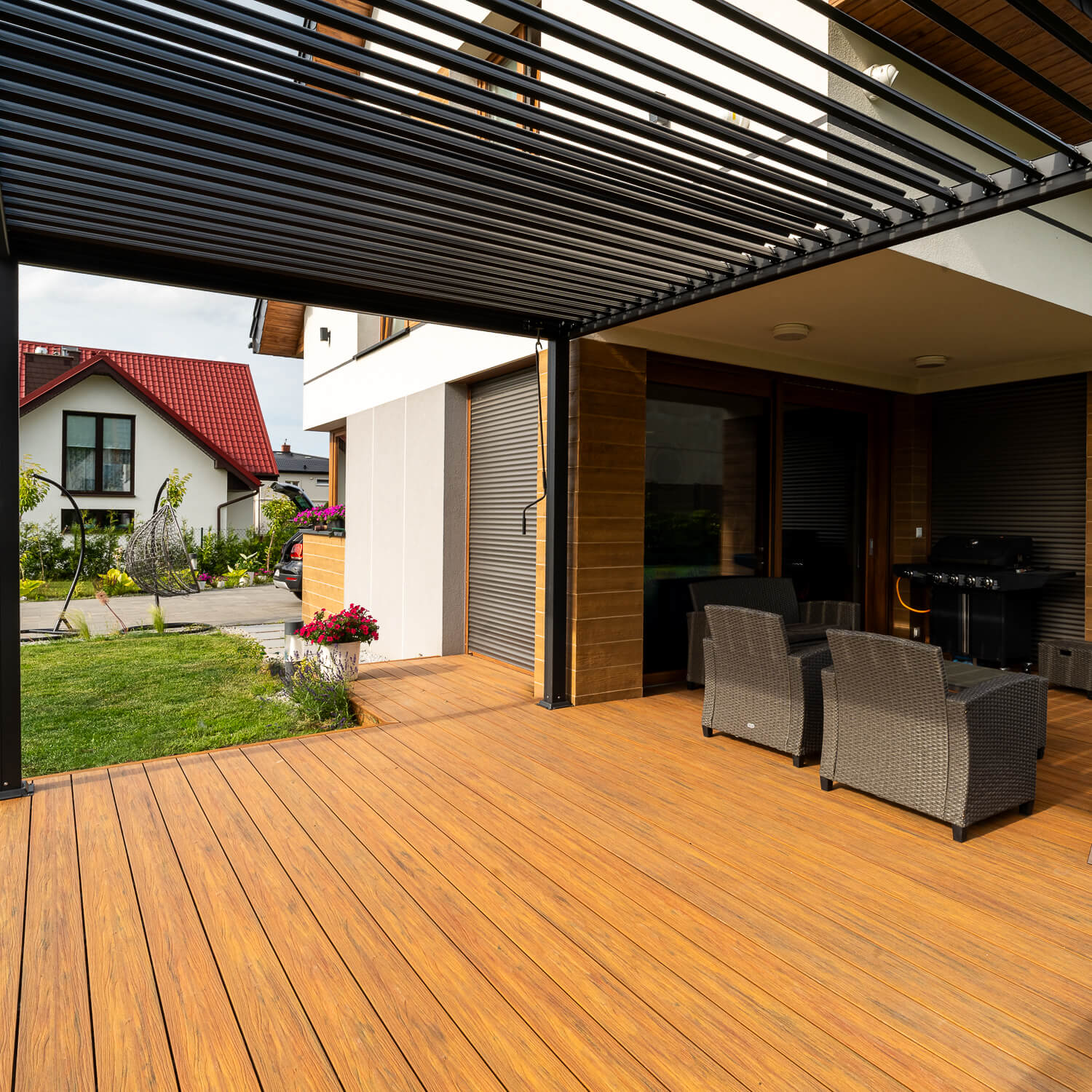 Pergola Ogrodowa od Liderwood – nowoczesny taras z desek kompozytowych Premium Amber
