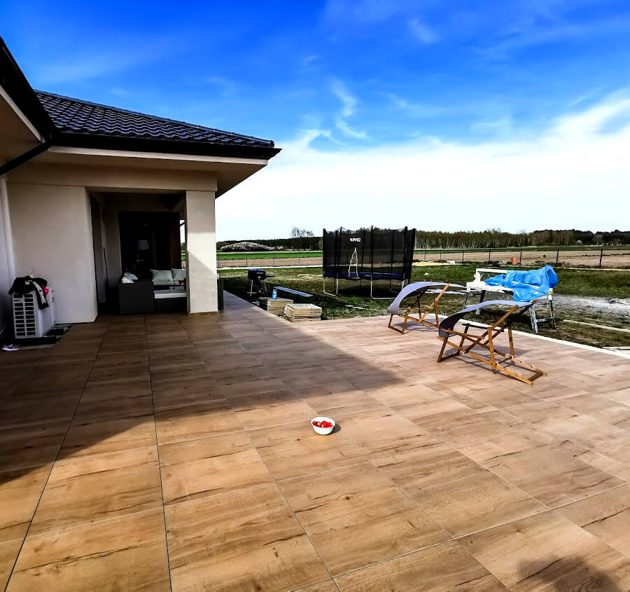 Taras z drewnopodobnej płyty gresowej Forest Ylm