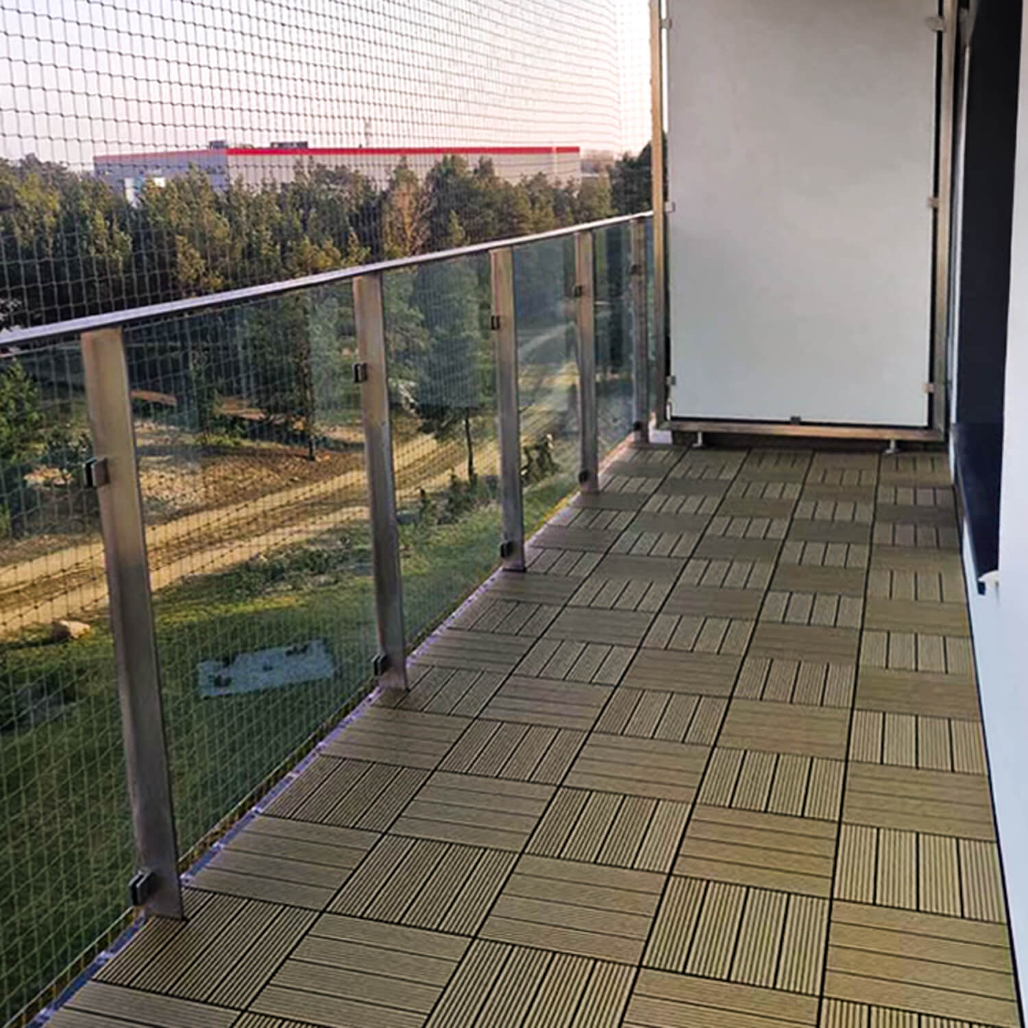 Praktyczny balkon z podestów tarasowych Miodowy Teak