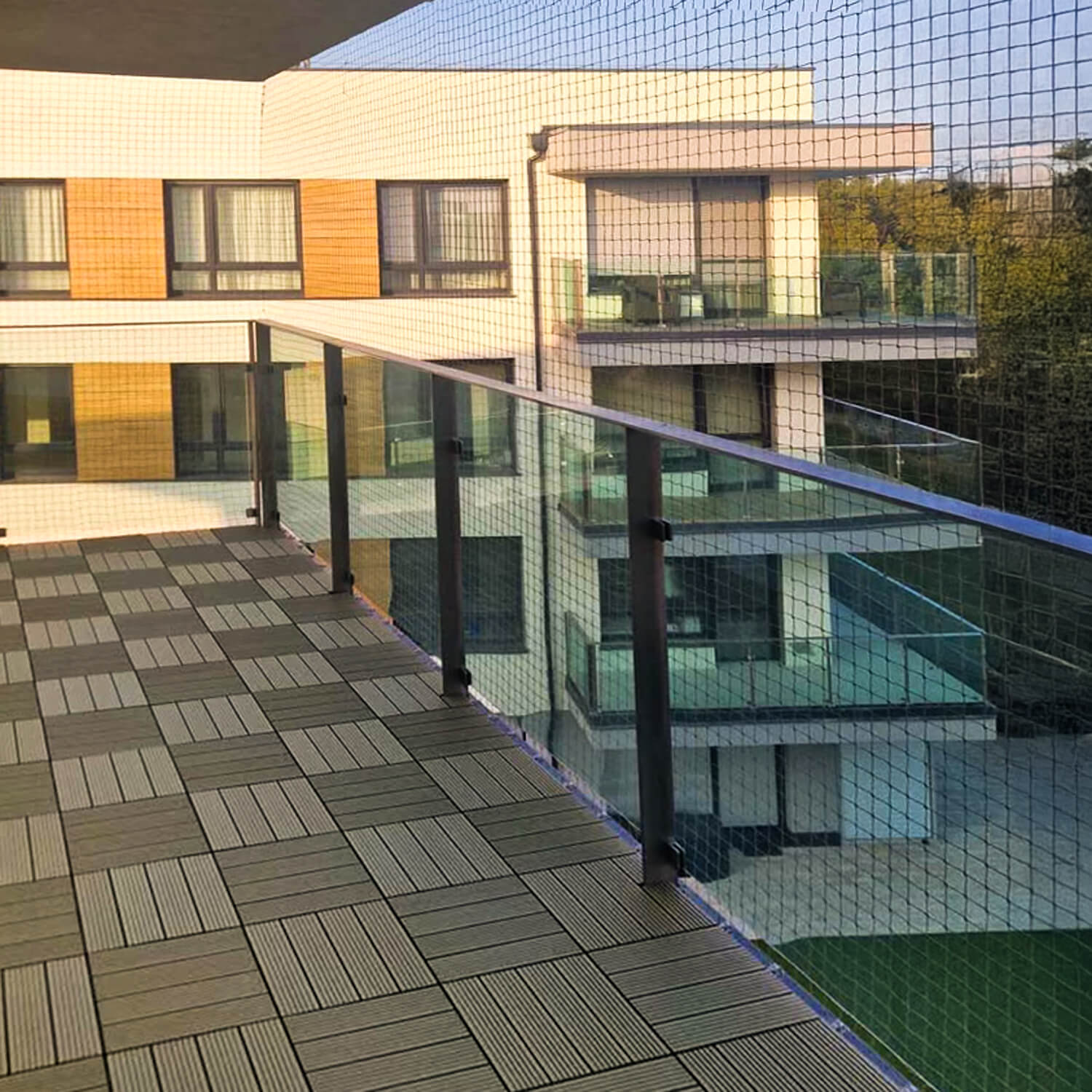 Praktyczny balkon z podestów tarasowych Miodowy Teak