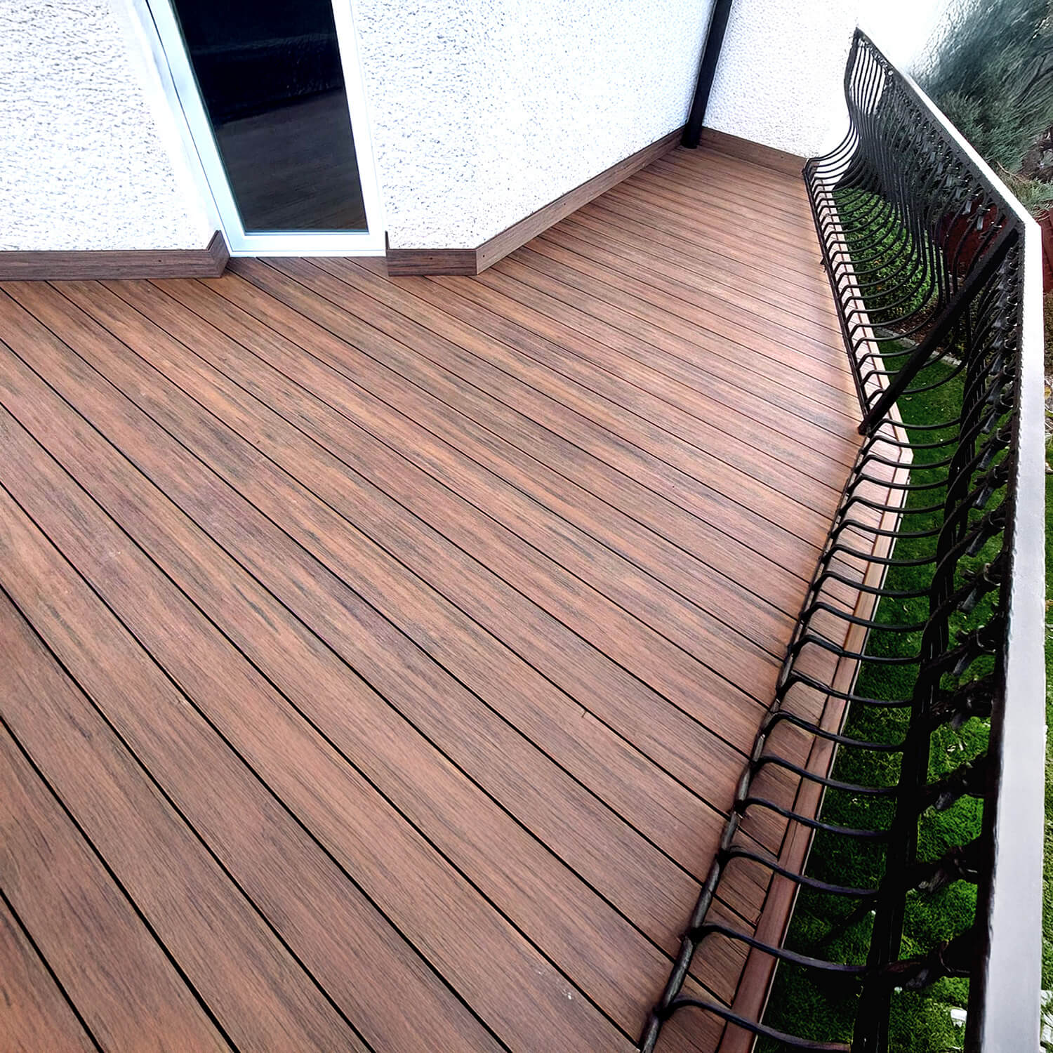 Balkon z deski kompozytowej Premium Redwood – elegancja na wysokości