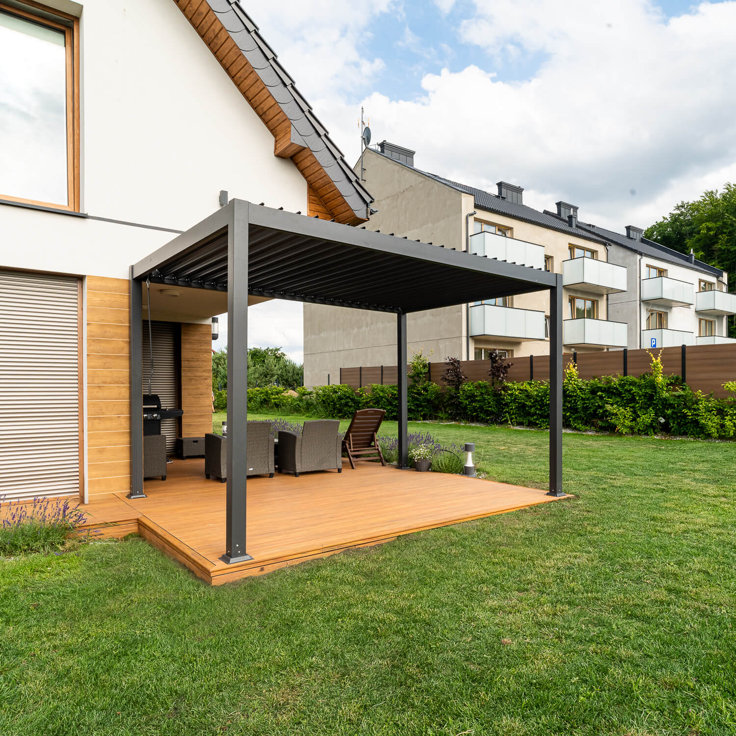Pergola Ogrodowa od Liderwood – nowoczesny taras z desek kompozytowych Premium Amber