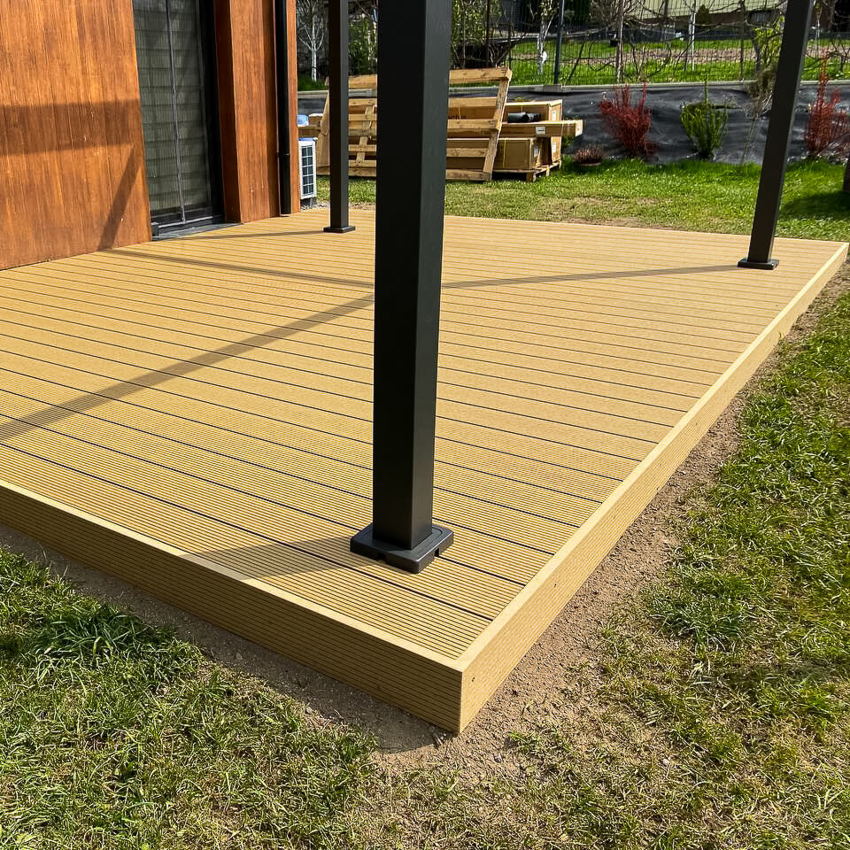 Taras z pergolą – deski kompozytowe Standard Miodowy Teak