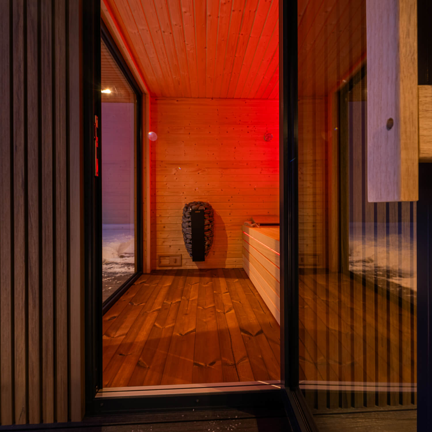 Ekskluzywna sauna w ogrodzie – wykończenie lamelami Premium Dąb Antyczny