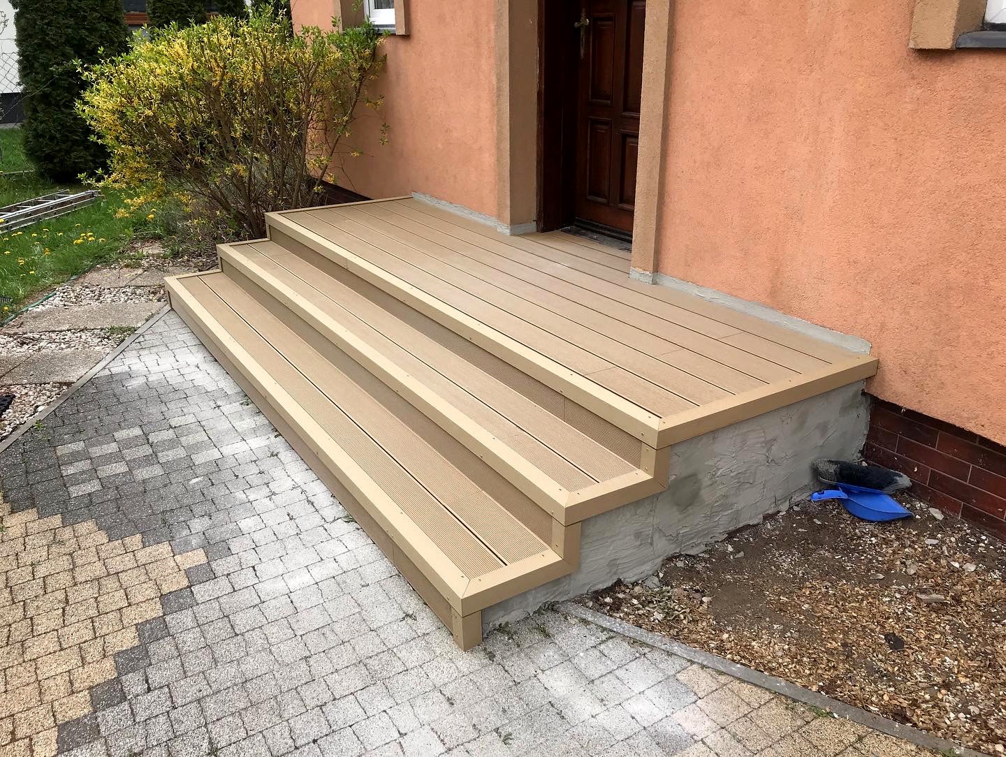 Schody z desek kompozytowych tarasowych Miodowy Teak