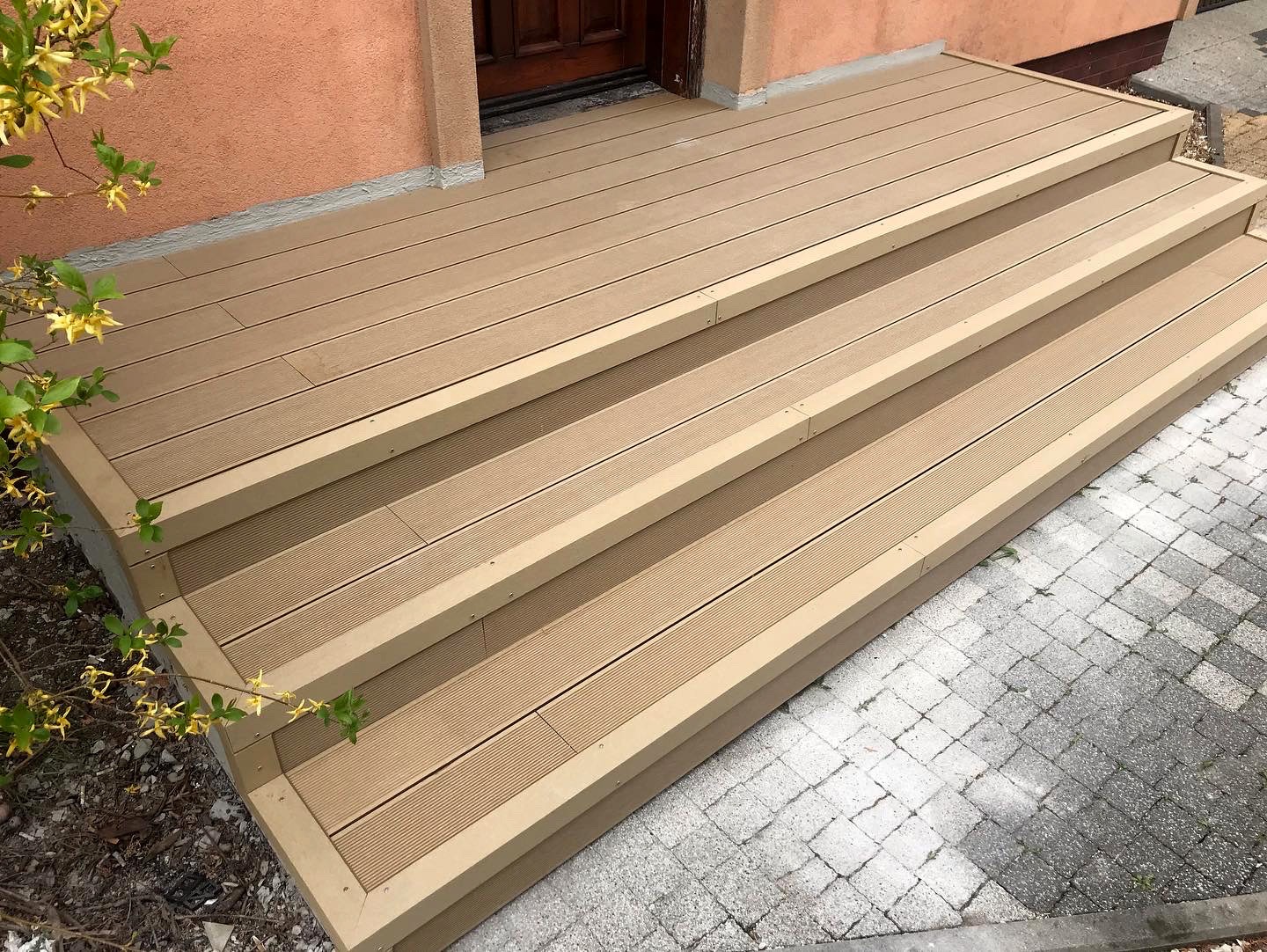 Schody z desek kompozytowych tarasowych Miodowy Teak