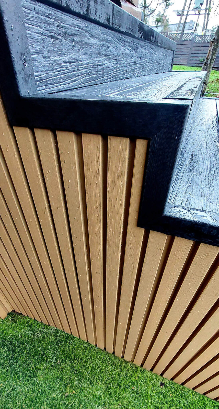 Schody z deski Premium Antracyt i elewacja kompozytowa z lameli Dąb Premium