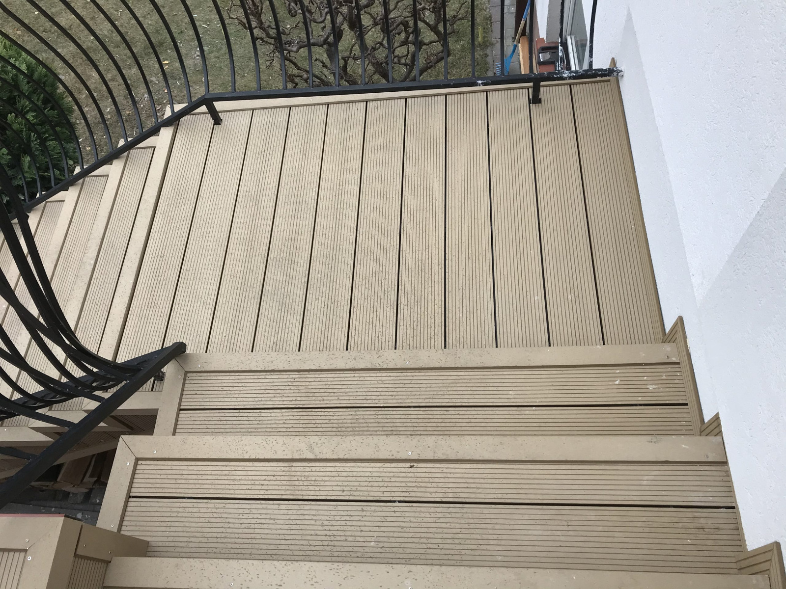 Schody z kompozytu Standard Miodowy Teak – bezpieczne i stylowe przejście