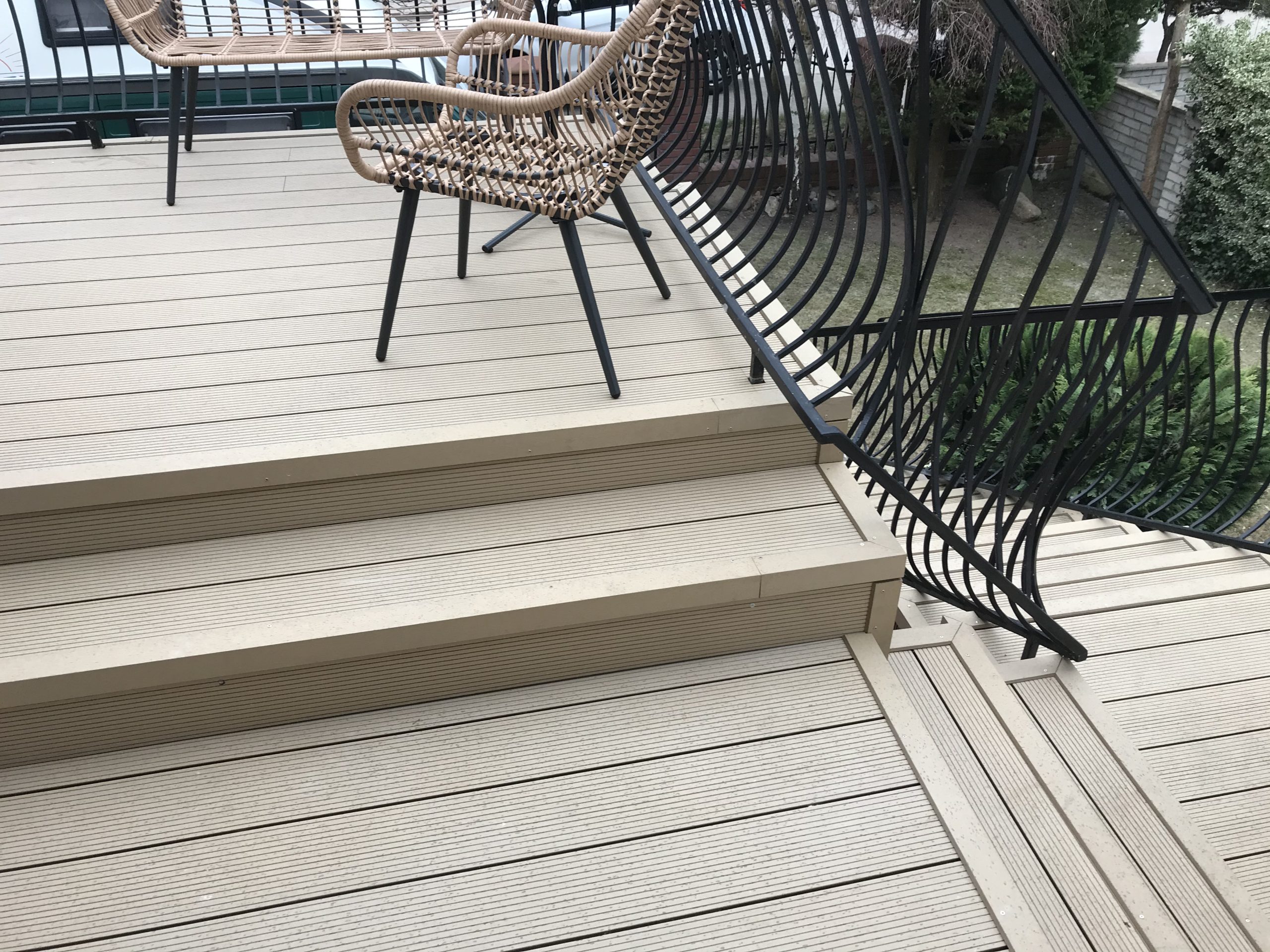 Schody z kompozytu Standard Miodowy Teak – bezpieczne i stylowe przejście