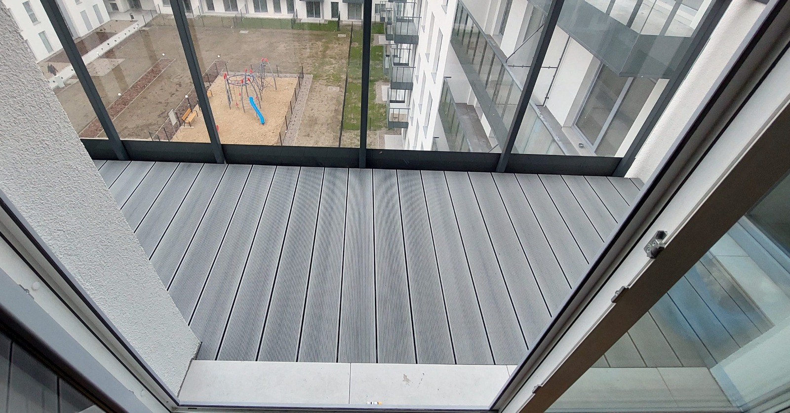 Balkon z deski tarasowej kompozytowej Standard 15 Jasny Szary