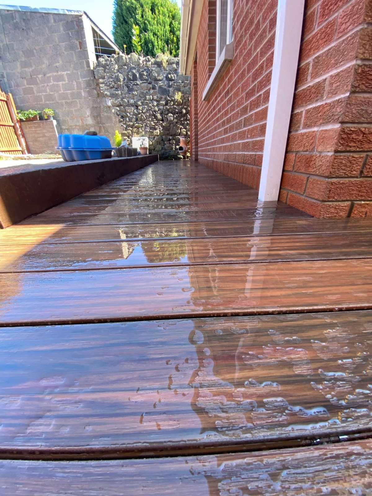 Taras ze schodami z deski kompozytowej Redwood Premium