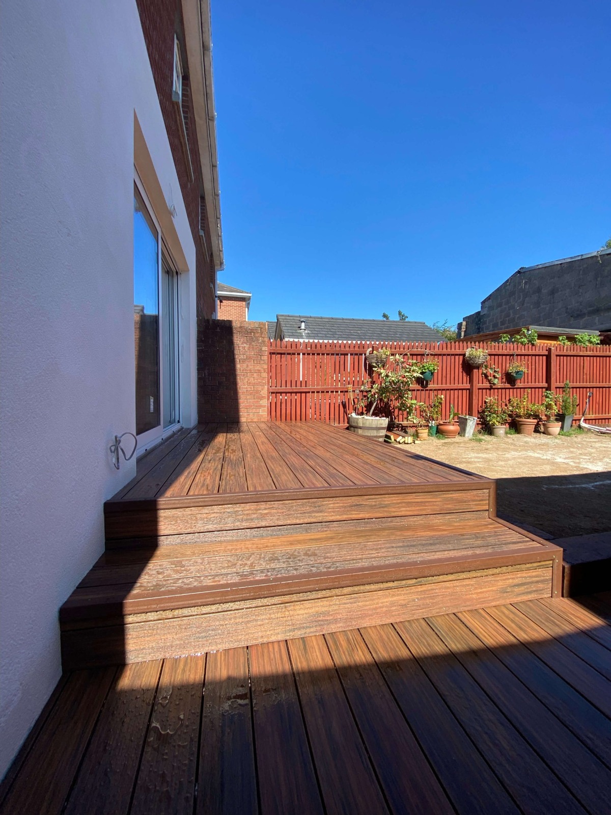 Taras ze schodami z deski kompozytowej Redwood Premium