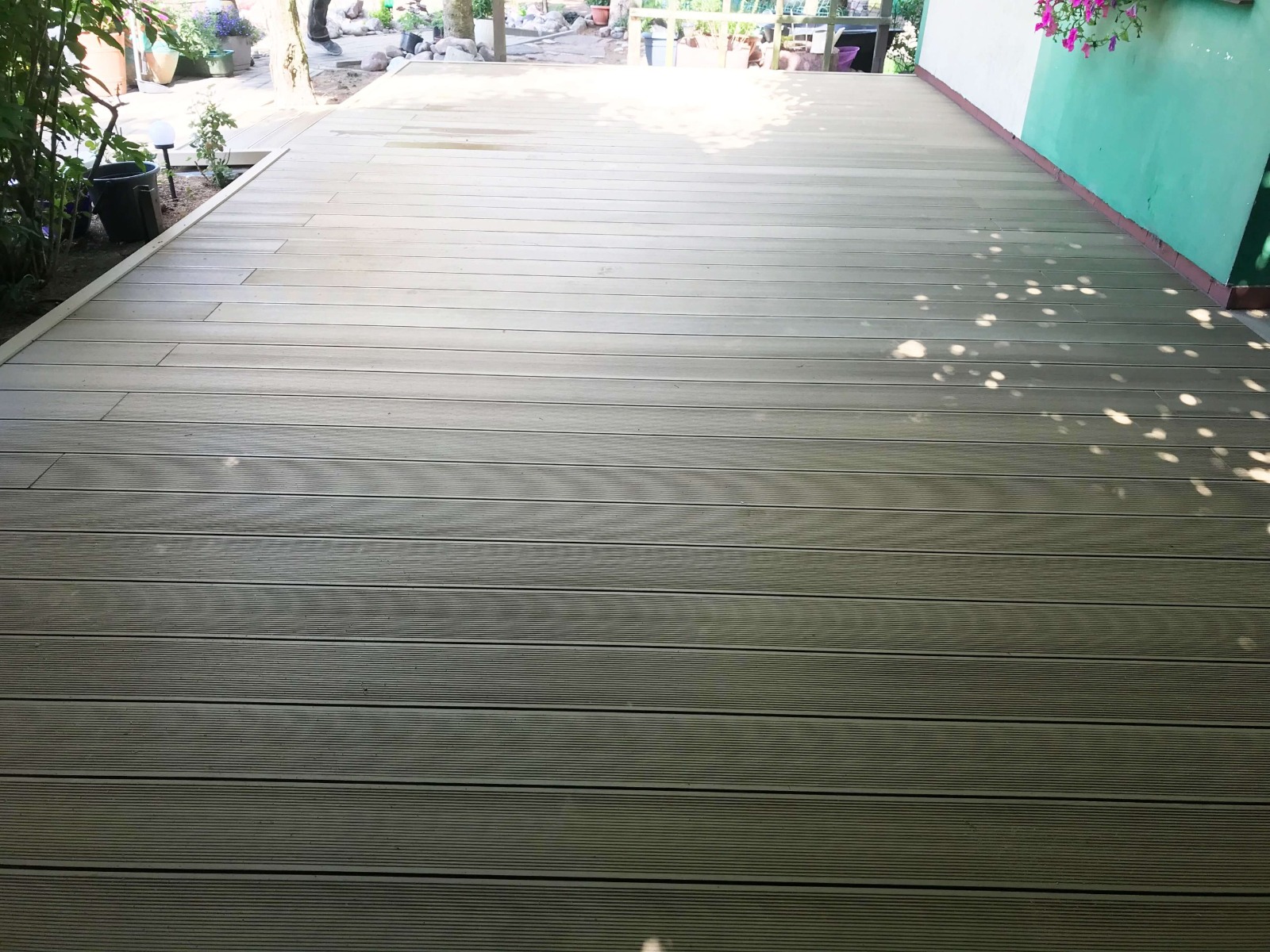 Taras z desek kompozytowych tarasowych Standard Miodowy Teak