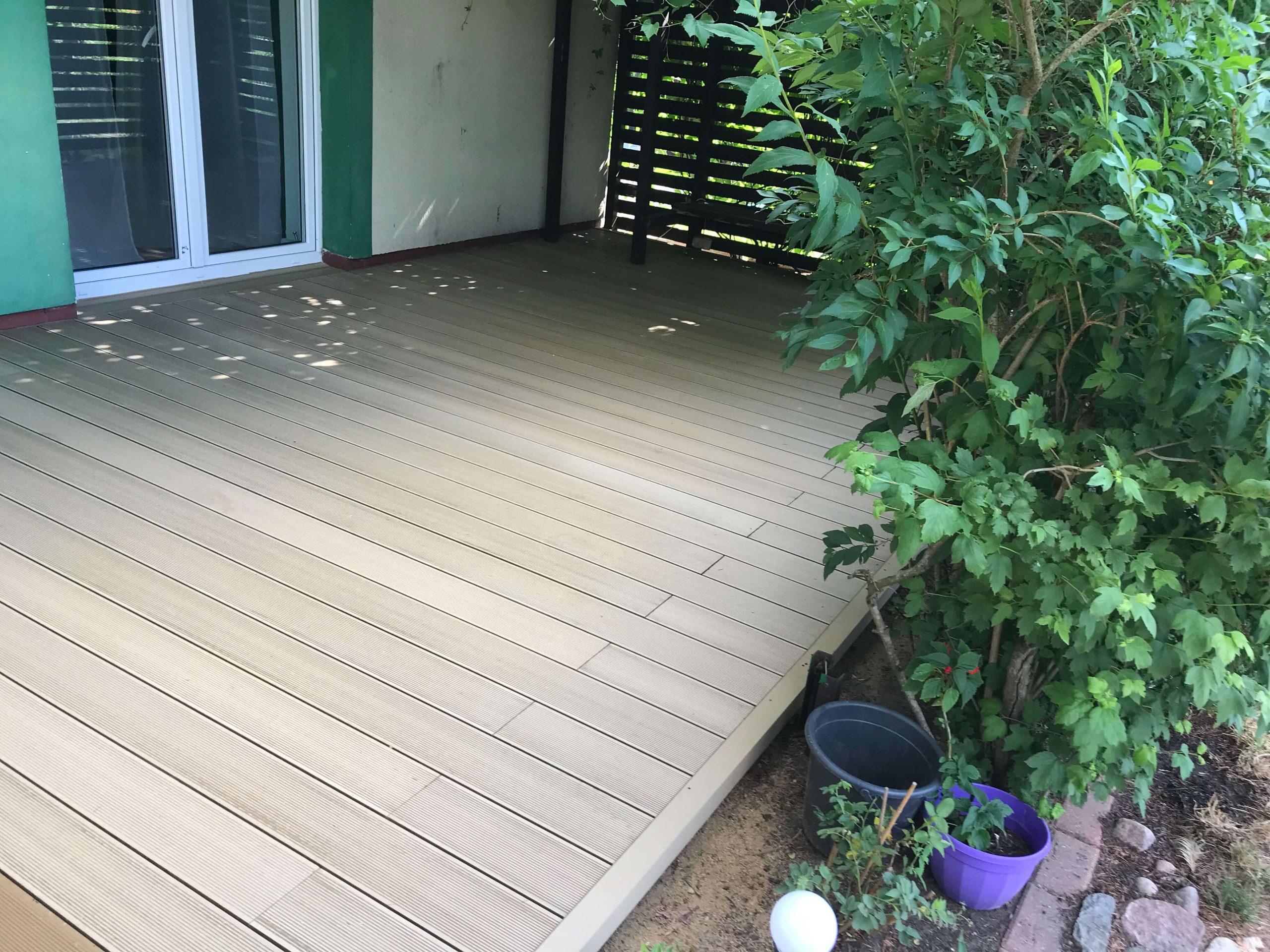 Taras z desek kompozytowych tarasowych Standard Miodowy Teak