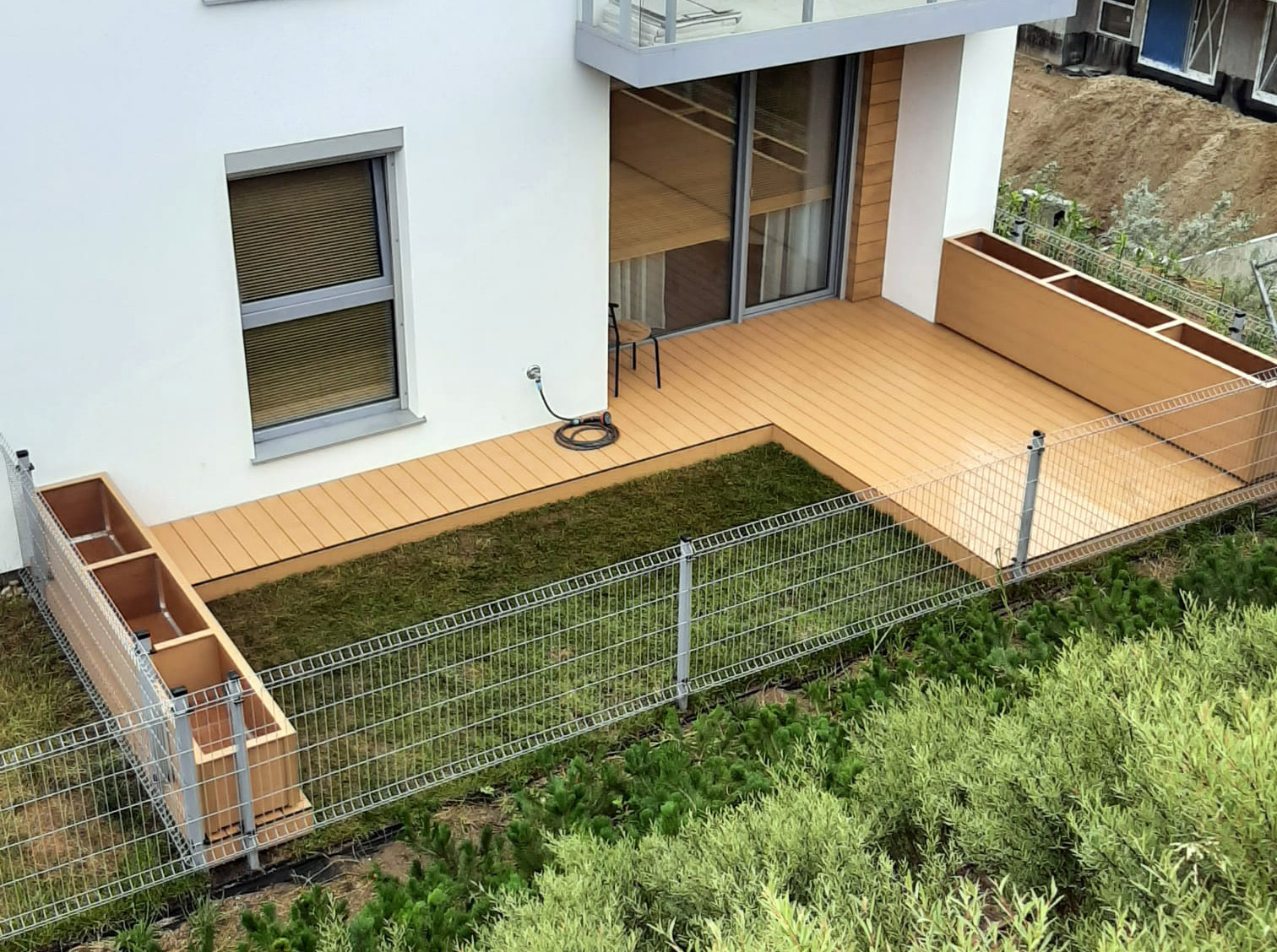 Mały taras z deski kompozytowej Dąb Jasny Premium