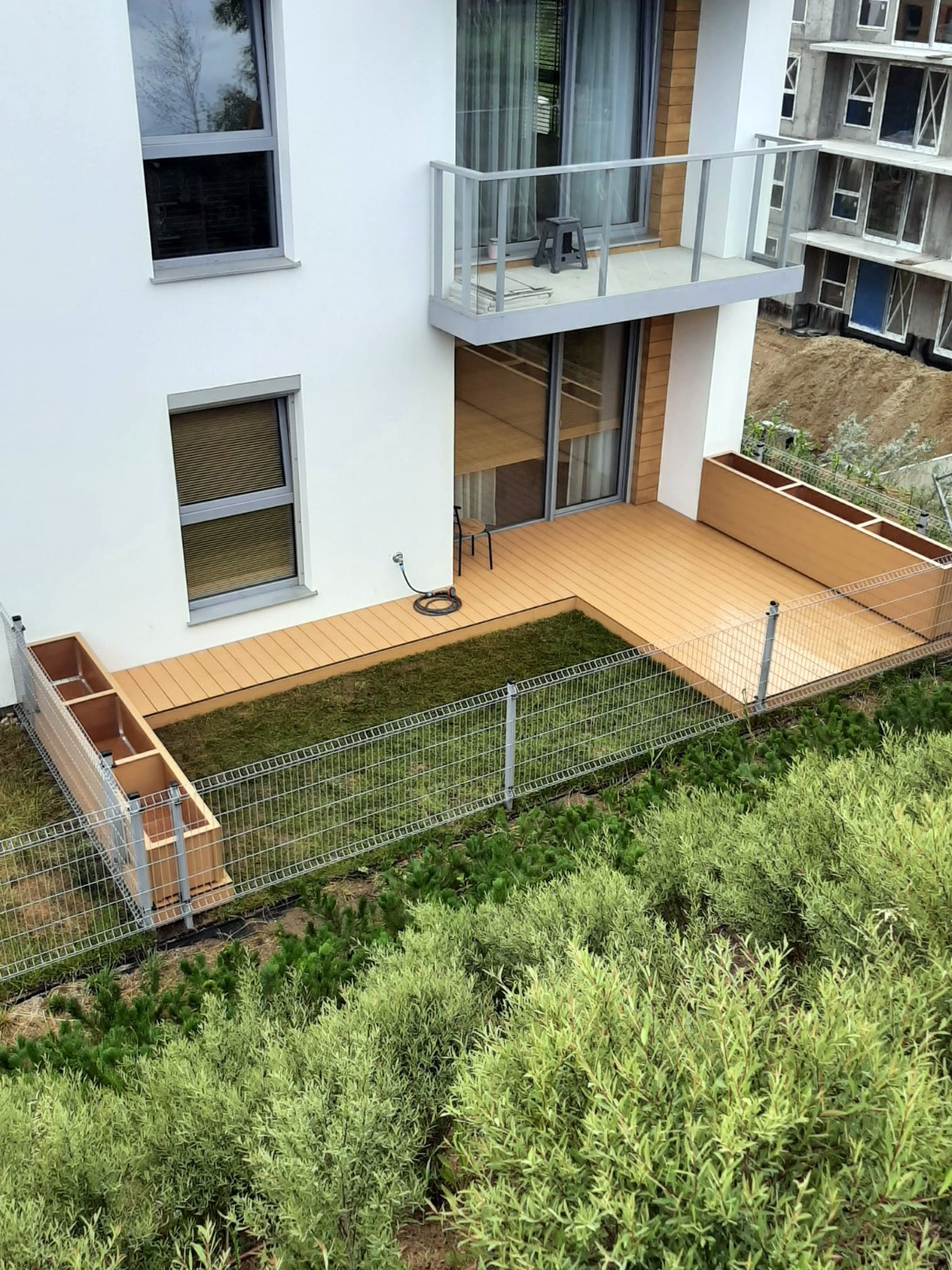 Mały taras z deski kompozytowej Dąb Jasny Premium