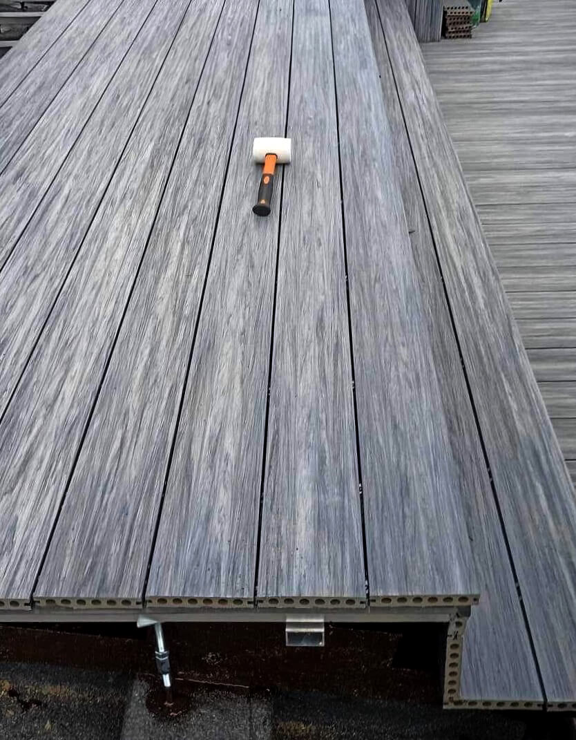 Taras na dachu z deski kompozytowej Premium Gray