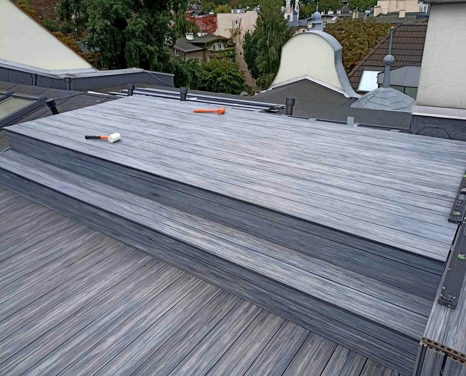 Taras na dachu z deski kompozytowej Premium Gray