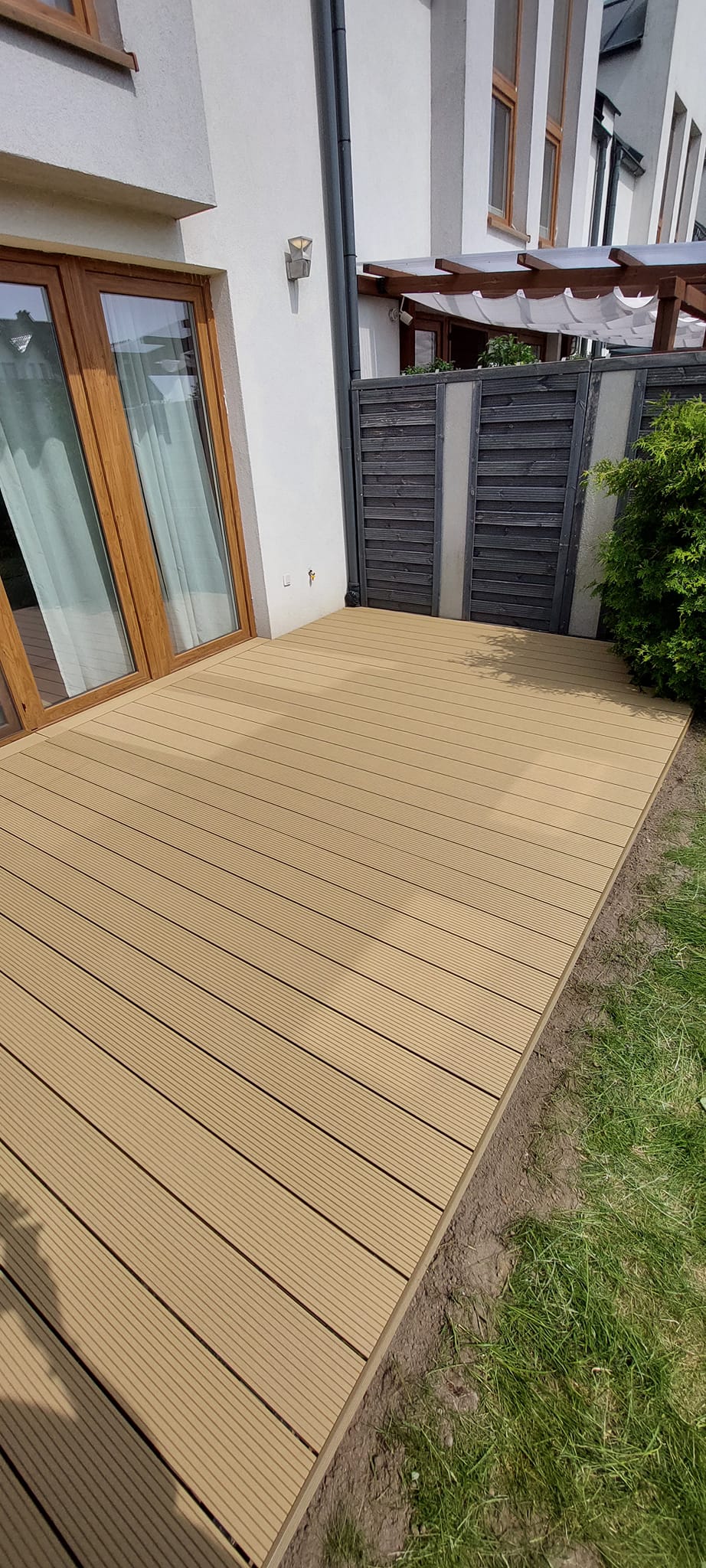 Taras Standard Miodowy Teak – ciepły akcent w przydomowej strefie relaksu