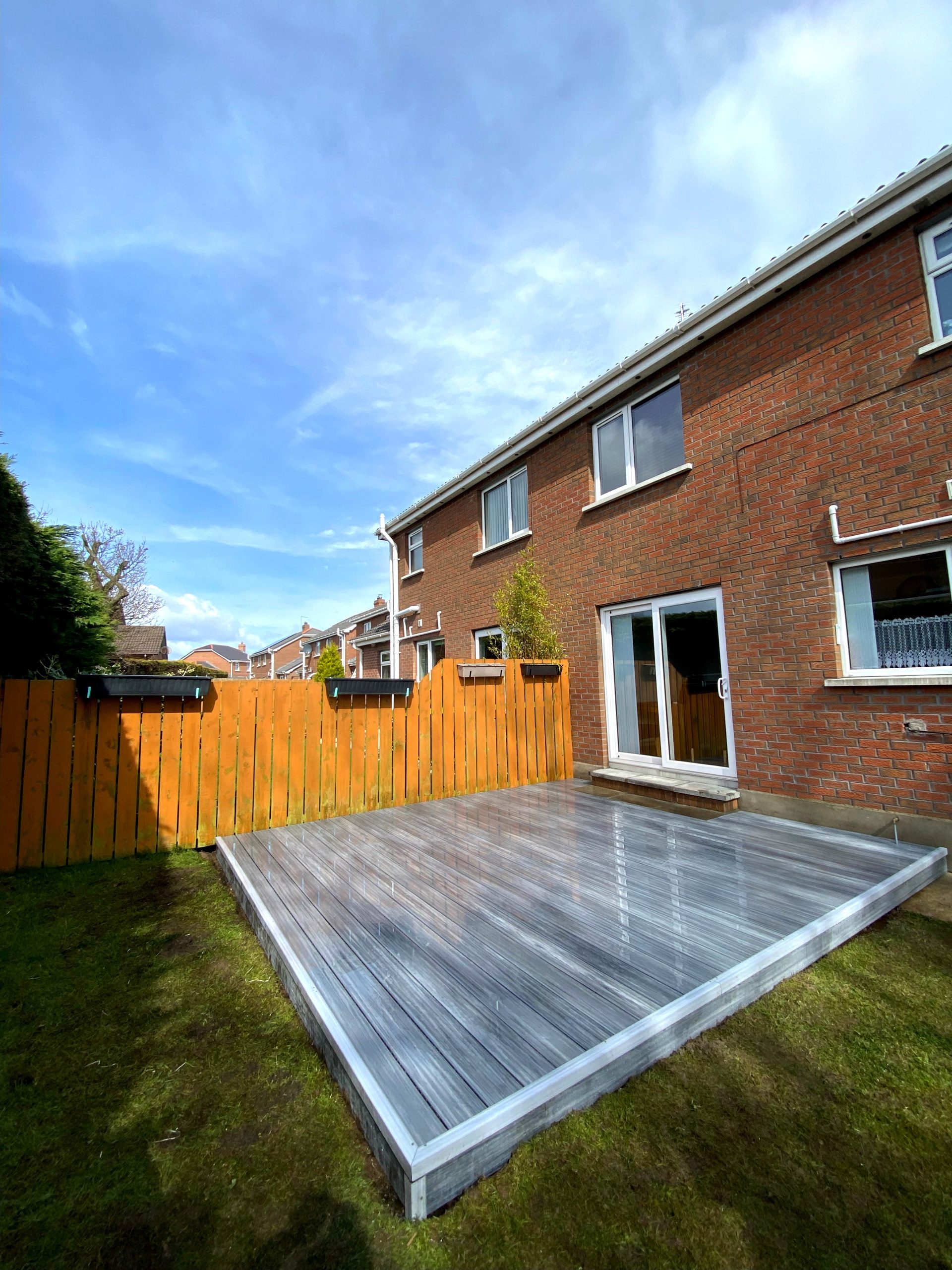 Taras z deski kompozytowej Premium Gray – stylowy akcent w przydomowym ogrodzie