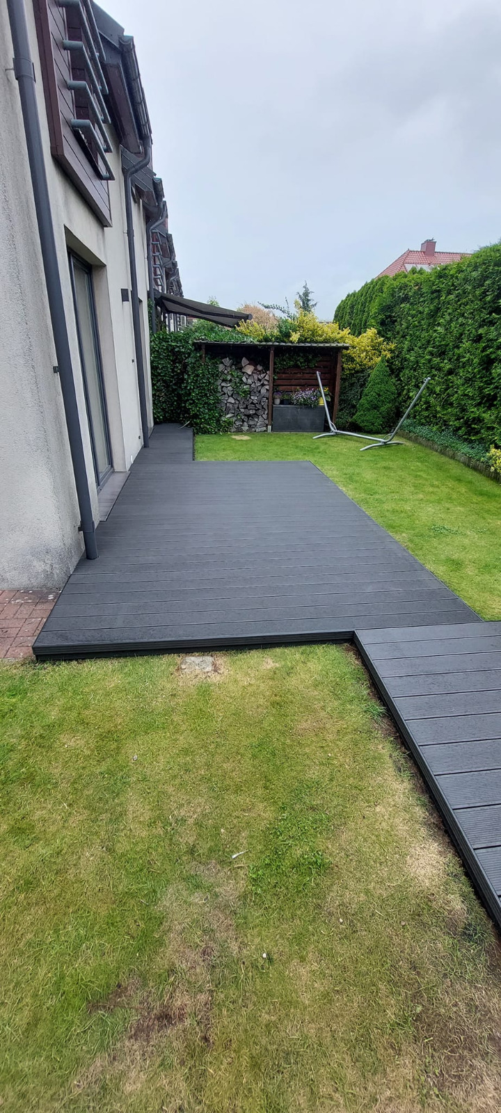 Taras z deski kompozytowej Antracyt – nowoczesność w ogrodzie