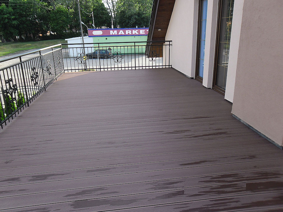 Taras z deski kompozytowej Standard Brąz – trwałość i klasyka na wysokości