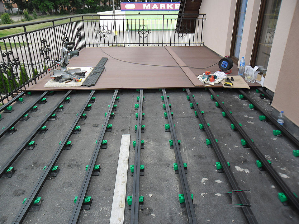 Taras z deski kompozytowej Standard Brąz – trwałość i klasyka na wysokości