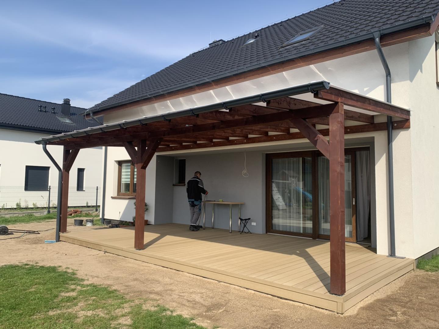 Taras z zadaszeniem – komfortowy azyl na każdą pogodę