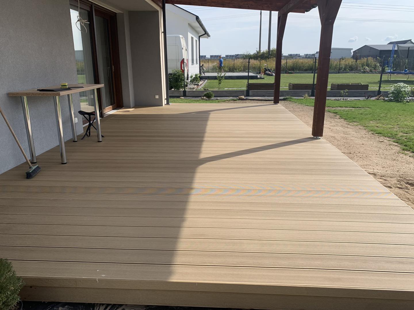 Taras z zadaszeniem – komfortowy azyl na każdą pogodę