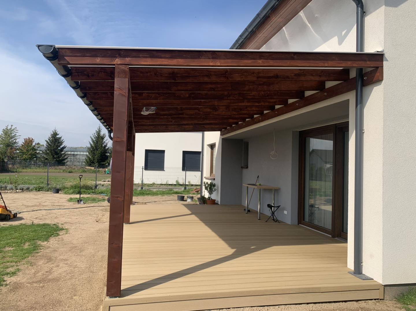 Taras z zadaszeniem – komfortowy azyl na każdą pogodę