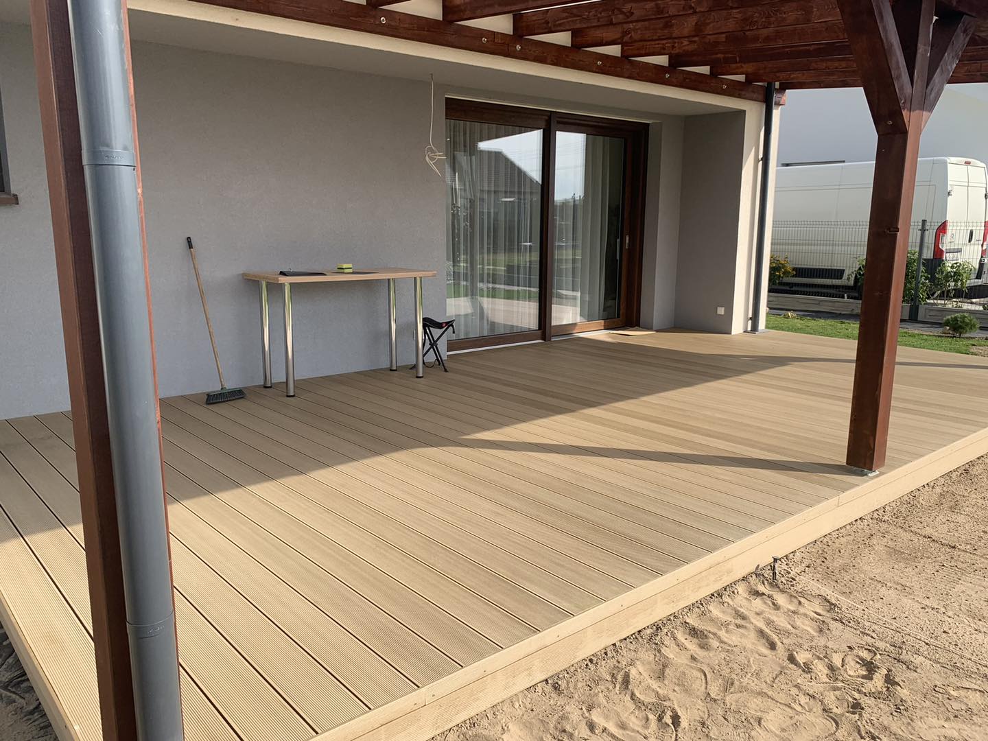 Taras z zadaszeniem – komfortowy azyl na każdą pogodę