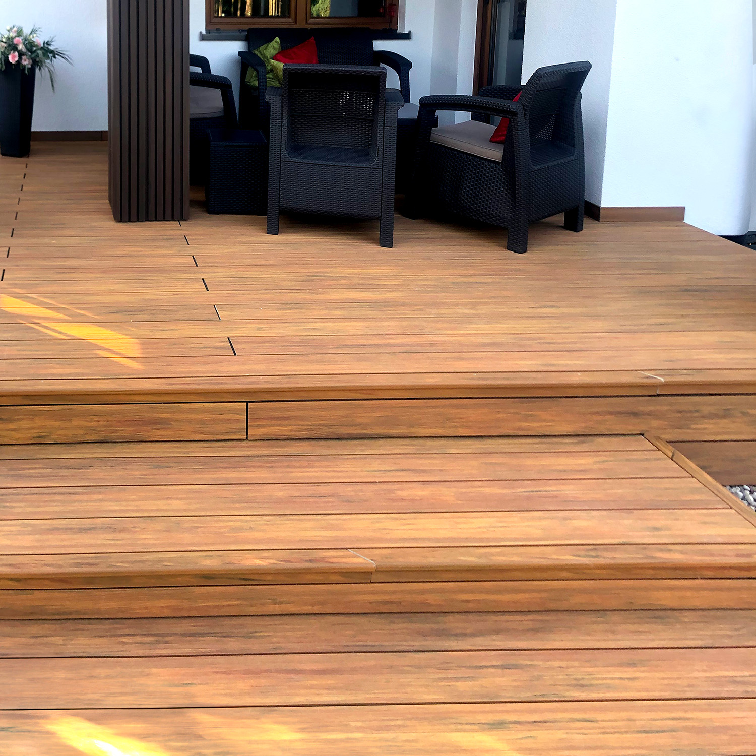 Taras i elewacja kompozytowa: Lamele 3D Premium Walnut i deska tarasowa Premium Amber