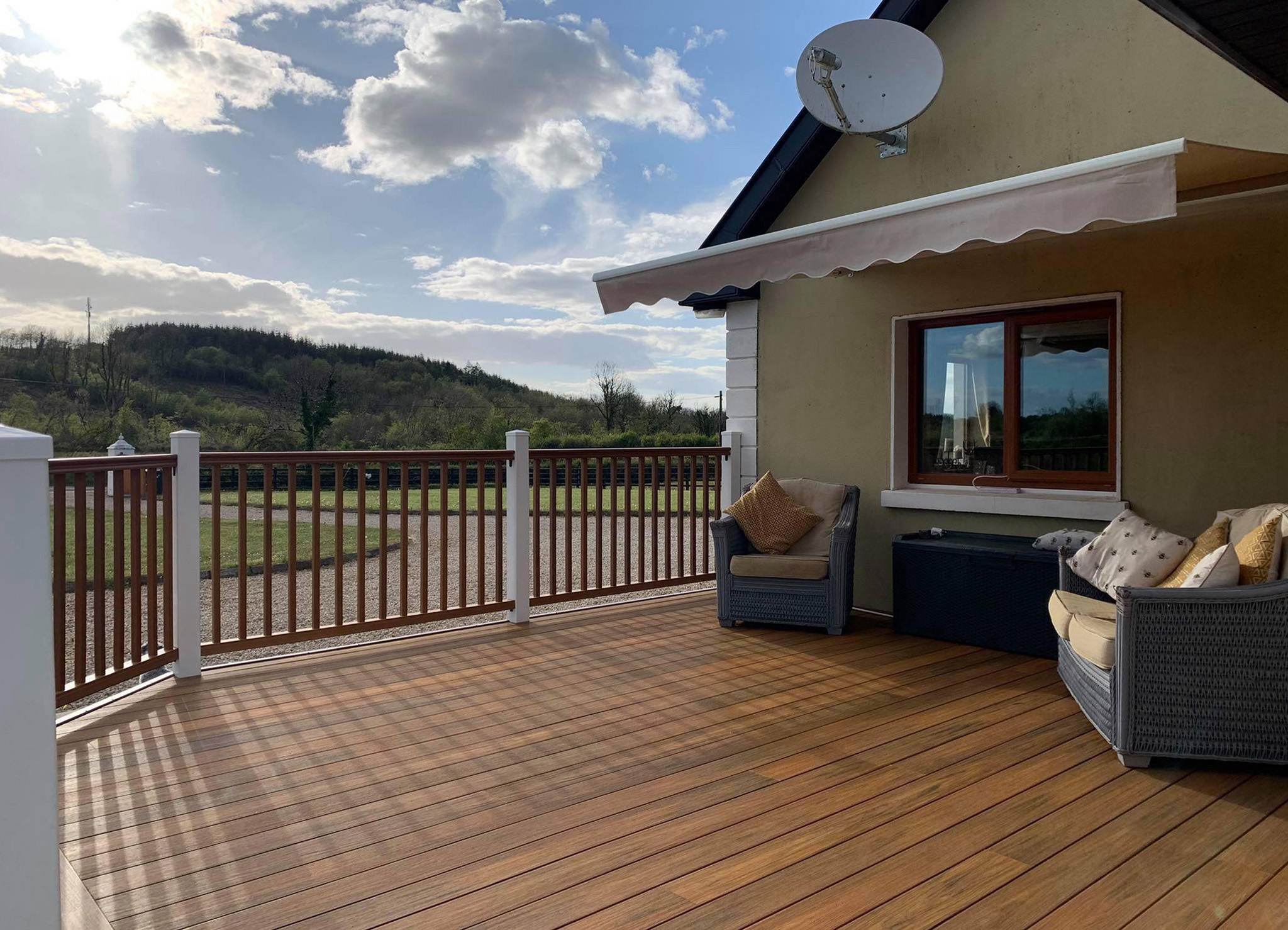 Taras ze schodkami z desek kompozytowych Premium Amber