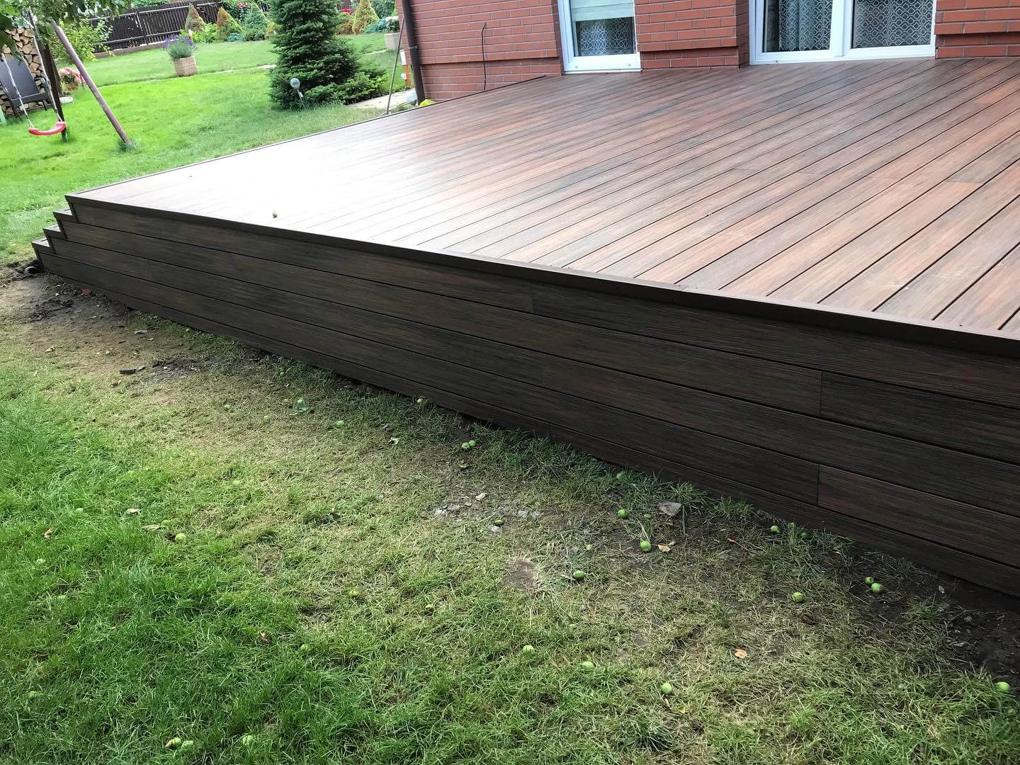 Duży taras ze schodami – deska kompozytowa Redwood Premium