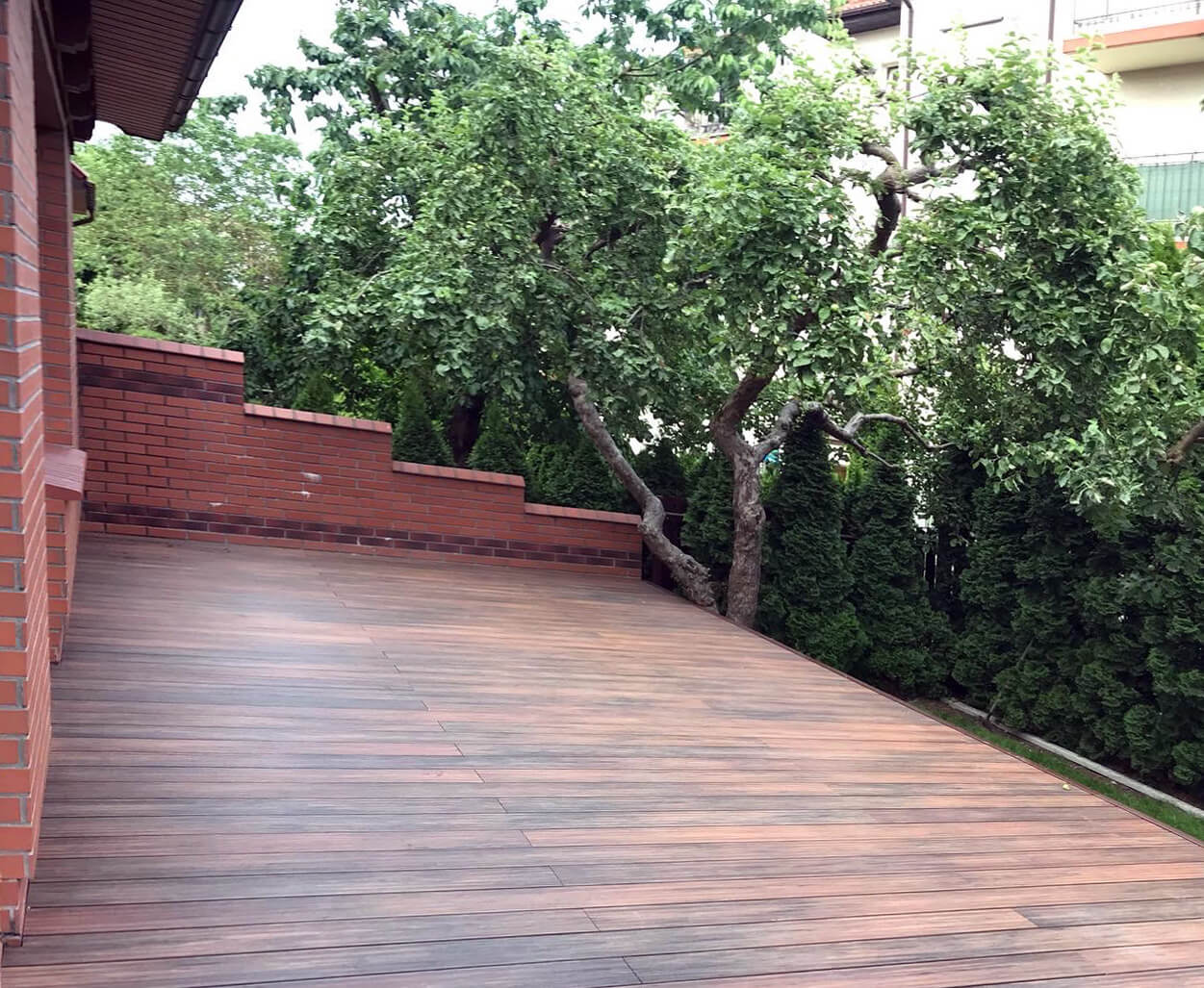 Duży taras ze schodami – deska kompozytowa Redwood Premium