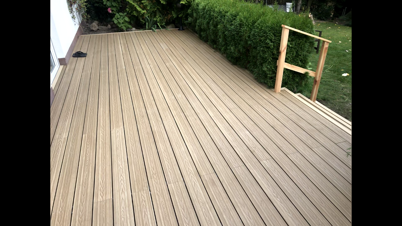 Taras z deski Miodowy Teak 3D – naturalny klimat w ogrodzie