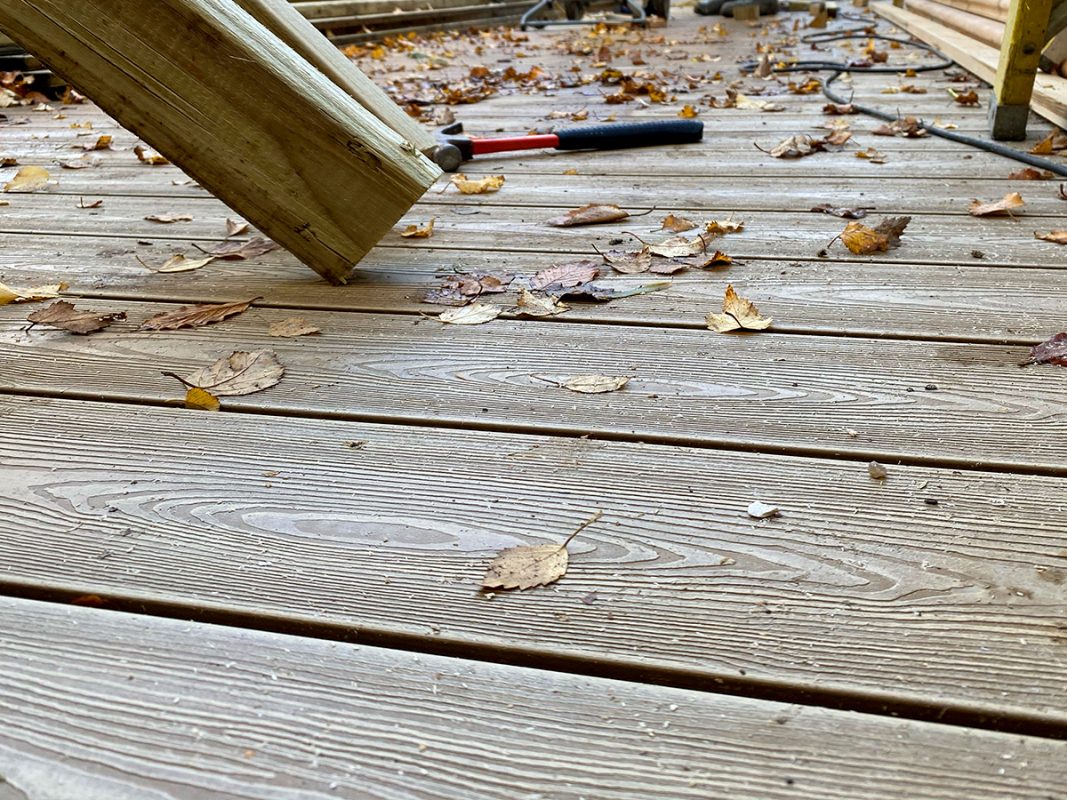 Zimowy ogród z Kompozytowej Deski Tarasowej Miodowy Teak